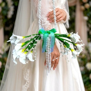 Buchet mireasa tip poseta Pearl Grace cu cale albe si maner din perle, elegant si modern
