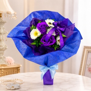 Buchet Poppy cu 3 trandafiri de sapun mov si plante artificiale, 50x40 cm