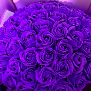 Buchet Purple Roses cu 101 trandafiri de sapun, 40 cm - Img 2