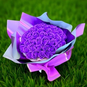 Buchet Purple Roses cu 51 trandafiri de sapun, 35 cm - Img 7