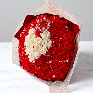 Buchet Royal Red cu 101 trandafiri de sapun si accesorii decorative, 40 cm - Img 3