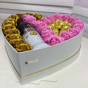 Cadou pentru femei cutie inima alba cu trandafiri de sapun, Angelli si praline Ferrero Rocher, roz