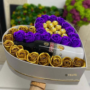 Cadou pentru femei cutie inima alba cu trandafiri de sapun, Angelli si praline Ferrero Rocher, mov