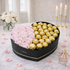 Cadou pentru femei cutie inima neagra cu trandafiri de sapun si praline Ferrero Rocher, roz
