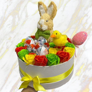 Cadou Sweet Easter cutie rotunda alba cu trandafiri de sapun, Kinder Joy si figurina iepuras de Paste, galben