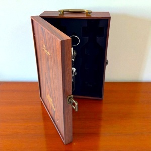 Caseta eleganta din lemn Special Wine, pentru doua sticle si trei accesorii vin, Maro - Img 3