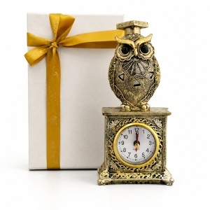 Ceas de birou tip statueta Bufnita Absolvent, detalii vintage filigranate, in cutie stilizata, Auriu