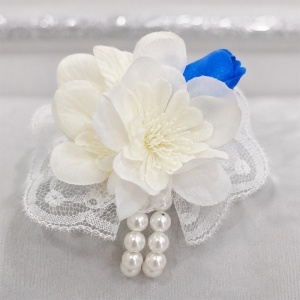 Corsaj de mana tip bratara pentru domnisoara de onoare, cu flori textile alb-crem, lalea albastra, dantela si perle - Img 3