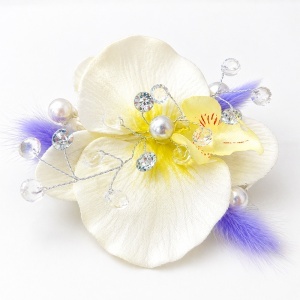 Corsaj de mana tip bratara pentru domnisoara de onoare, cu orhidee artizanala si perle, 12x10 cm - Img 3