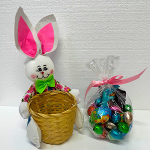 Cos Easter, baton Papi Primola 26.8gr, batoane Snikers 100gr, 4 oua ciocolata Favorina 80gr, oua mini cicolata Favorina 80gr, in cos cadou cu iepuras bluza roz