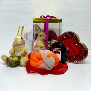 Pachet Easter, decoratiune iepure, praline Rosen Cherry Quenn 122gr, Angelli Cherry 200ml, esarfa multicolora, in cutie transparenta cadou