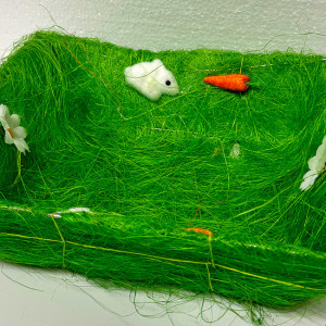 Cos Easter, decoratiune cosulet cu oua,, 3 oua ciocolata Choco Pack 60gr, 7 oua Kinder 38gr, Prajitura casei Alka 350gr, ciocolata Ritter 100gr, Absolut Vodka 200ml, Angelli 200ml, in cos verde
