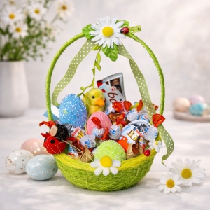 Cos cadou Paste Kinder Surprise cu dulciuri si decoratiuni de primavara