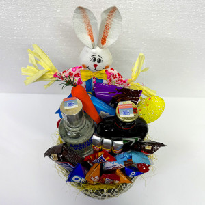 Cos Easter, decoratiune iepure, ou, morcov, ciuperci decorative, Joe 46gr, Ritter 200gr, Snikers 100gr, Fagaras 45gr, Daim 15.9gr, Toffee&Nut 15.9gr,  Oreo 15.9gr, 3 trabucuri Punta Cana, Absolut Vodka 200ml, Jagermeister 200ml, in cutie rotunda neagra