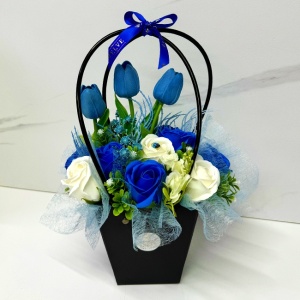 Cosulet floral Roses Scent Endless, cu trandafiri din sapun parfumati, lalele si plante artificiale, Albastru