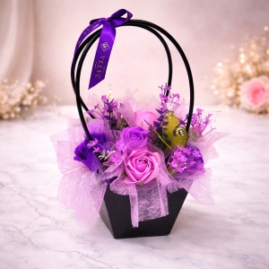 Cos floral Roses Scent Endless, cu trandafiri din sapun si plante artificiale, 34 cm, Mov - Img 3