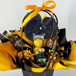 Cosulet cadou Delice barbati, 3 bauturi miniatura, 4 praline Ferrero Rocher si accesorii artizanale - Img 3