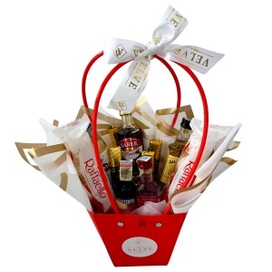 Cosulet cadou Delice unisex cu 5 bauturi alcoolice miniatura, Raffaello si ciocolatele Merci - Img 3