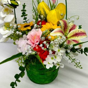 Cosulet aniversar Floral Collection, cu plante verzi, orhidee, iris, lacramioare artificiale, trandafiri, lalele, floarea soarelui si hortensii de sapun, in cos verde