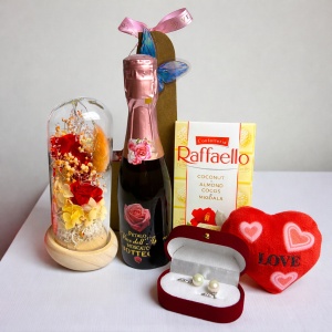 Cosulet femei, flori criogenate, Bottega 200 ml, cercei cu perle, ciocolata Ferrero si inimioara plus - Img 5