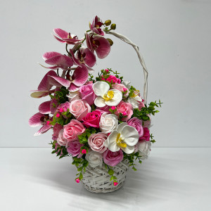 Aranjament floral cu 63 de trandafiri din sapun, 4 orhidee si alte accesorii