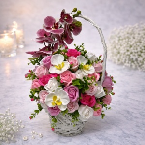 Cosulet Royal Orchid, cu orhidee si trandafiri de sapun, accesorizati cu flori si plante artificiale, roz/alb/fucsia