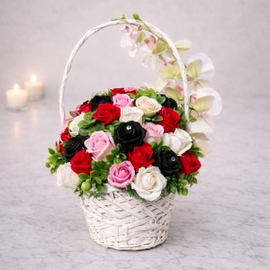 Cosulet Royal Orchid, cu trandafiri de sapun, accesorizati cu flori si plante artificiale, rosu/roz/verde