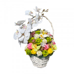 Aranjament floral cu 47 de trandafiri din sapun, 7 orhidee si alte accesorii