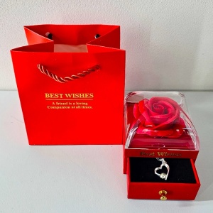Cutie eleganta cu sertar Fragrant Desires, stilizata cu trandafir de sapun in cupola, lantisor inox si punga cadou, Rosu