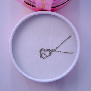 Set elegant din 2 piese, cu trandafiri de sapun in cupola si accesoriu, in cutie cadou, roz