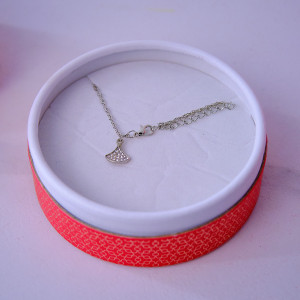 Set elegant din 2 piese, cu trandafiri de sapun in cupola si accesoriu, in cutie cadou, rosu