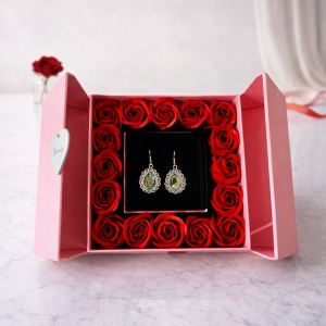 Cutie exclusivista pentru accesorii, cu set cercei Miraj, trandafiri parfumati de sapun, felicitare si punga cadou, Roz