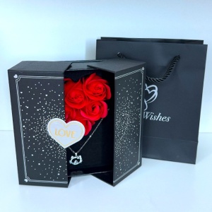 Cutie exclusivista Power of LOVE cu lantic si pandativ inox Kat, trandafiri parfumati de sapun, in punga eleganta asortata, Negru