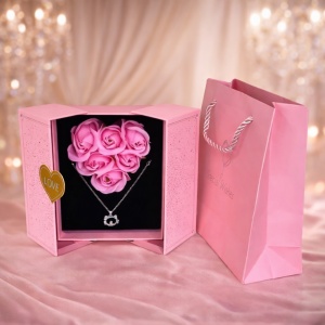 Cutie exclusivista Power of LOVE cu lantic si pandantiv inox Kat, trandafiri parfumati de sapun, in punga eleganta asortata, Roz