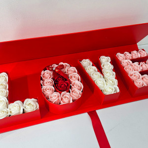 Cutie florala Luxury Breeze cu trandafiri din sapun, legare cu panglica satinata si text "LOVE", Rosu 4