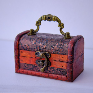Cutie pentru accesorii, in forma de cufar din lemn 11 x 6.5 x 7