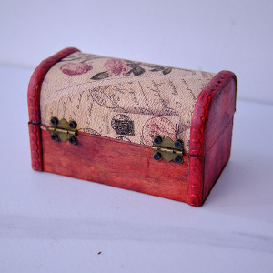 Cutie pentru accesorii, in forma de cufar din lemn 12.5 x 7 x 7