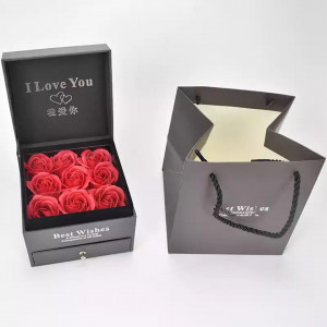 Cutie pentru accesorii "Love Wishes" cu sertar, 9 trandafiri de sapun, felicitare si punga de cadou, Negru 1