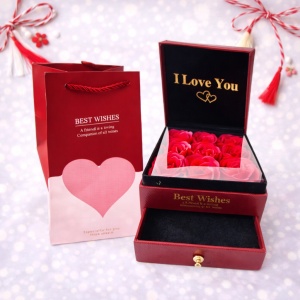 Cutie pentru accesorii "Love Wishes" cu sertar, noua trandafiri de sapun, felicitare si punga cadou, Bordo