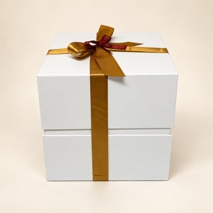 Cutie pentru cadou White Elegance, alb cu panglica si fundita, 26x25 cm - Img 3