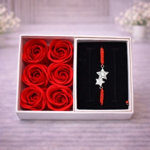 Cutiuta roz cu trandafiri de sapun rosii si martisor bratara