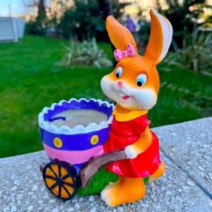 Decoratiune din rasina Bunny, iepuras fetita si carut tip ghiveci, 24cm