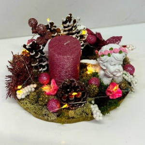 Decoratiune handmade ChristmasDay LED, cu lumanare decorativa, figurina ingeras din ceramica, conuri si ramuri de brad, globuri si licheni, pe suport de lemn, Roz