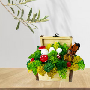 Decoratiune handmade cu licheni stabilizati si elemente de decor: oua, gainusa si ciupercute, in cufar de lemn, 12x8 cm1