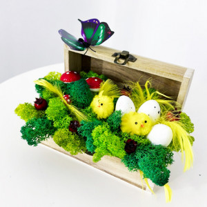 Decoratiune handmade cu licheni stabilizati si elemente pentru decor cu oua, puisori si ciupercute, in cufar de lemn, 15x7 cm