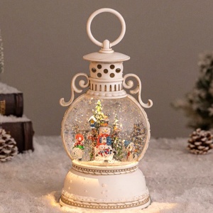 Decoratiune de Craciun, tip lampa, in forma de glob de zapada, cu brazi si om de zapada, Alb murdar