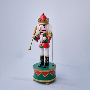 Decoratiune muzicala de Craciun, tip soldatel, Spargatorul de Nuci in uniforma festiva, Rosu, 31cm