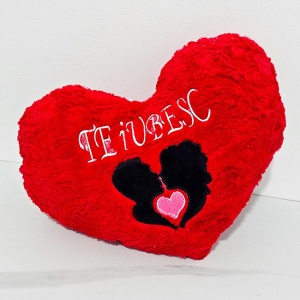 Decoratiune Perna Brodata in forma de inima si mesaj "Te iubesc", cu doi indragostiti, 25x35, Rosu-Negru