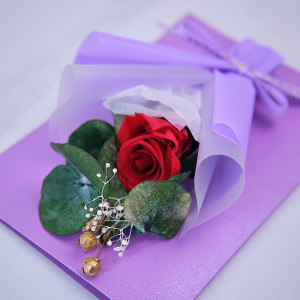 Felicitare cu aranjament floral, trandafir criogenat si spatiu pentru mesaj, in cutie transparenta 1