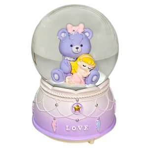 Glob muzical si luminos cu ursulet si fetita, decor pastel mov, in cutie cadou eleganta